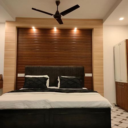 Bed and breakfast Kollolini Calcutta Extérieur photo
