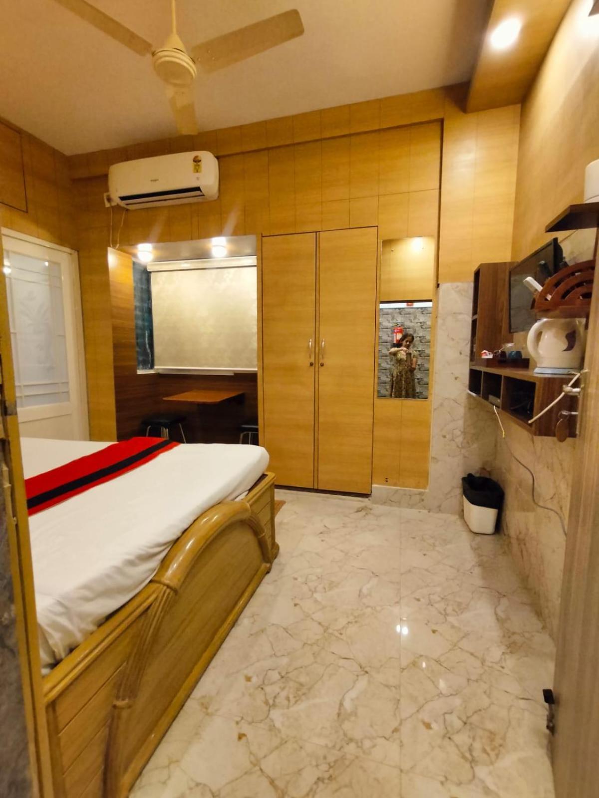 Bed and breakfast Kollolini Calcutta Extérieur photo